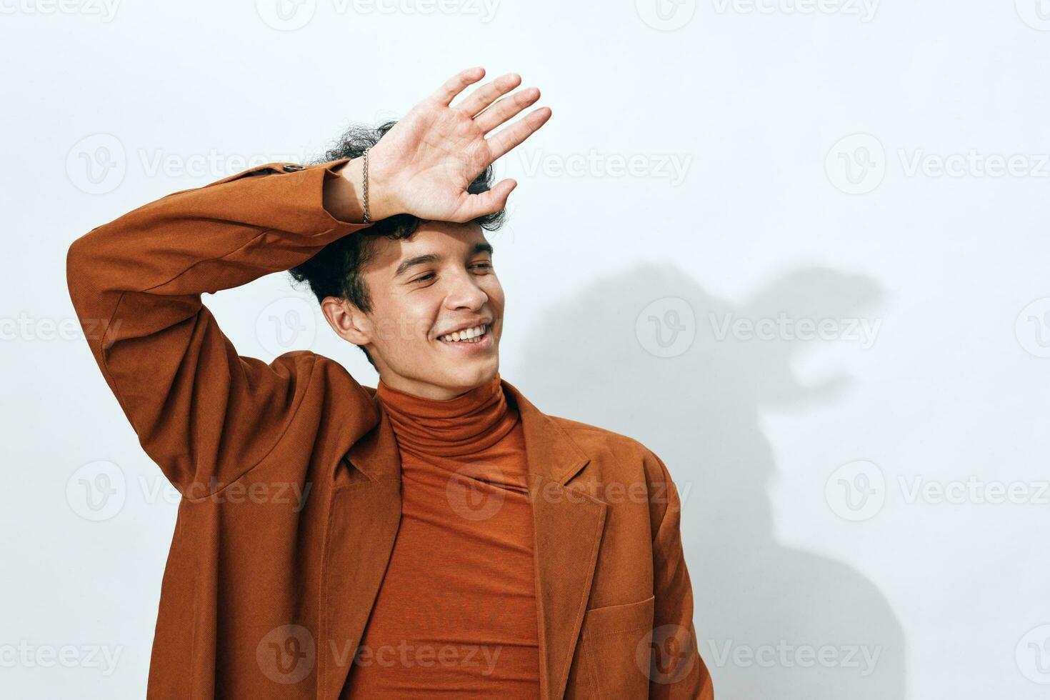 hombre estilo de vida de moda camisa ropa pensativo blanco beige estudiante moderno Moda Rizado retrato joven foto