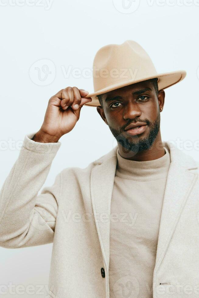 hombre sombrero africano retrato antecedentes Moda estilo americano negro africano chico americano beige foto