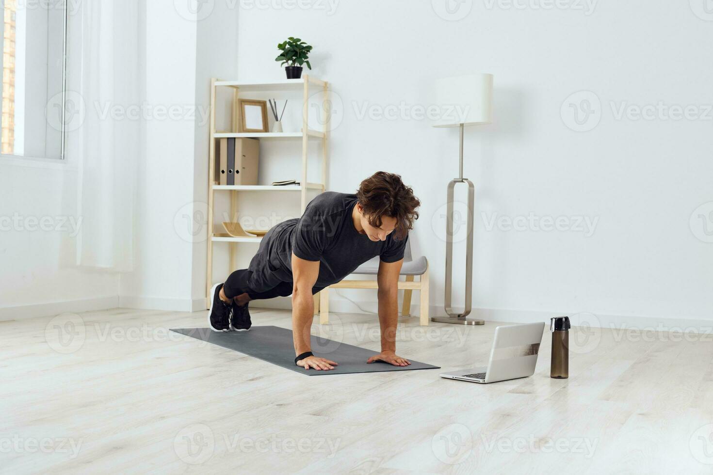 salud hombre hogar formación deporte abdominales sano actividad estilo de vida interior casa foto