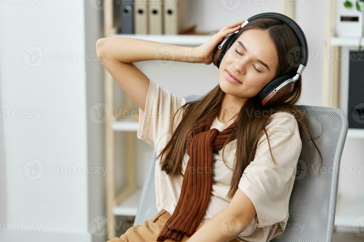 sonrisa Adolescente niña estilo de vida teléfono meditación música auriculares contento silla foto