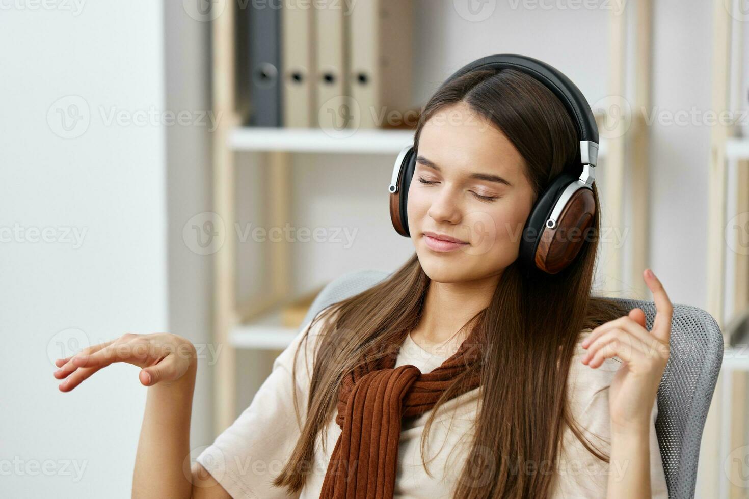 Adolescente niña auriculares silla sonrisa contento estilo de vida  meditación teléfono música 26411162 Foto de stock en Vecteezy