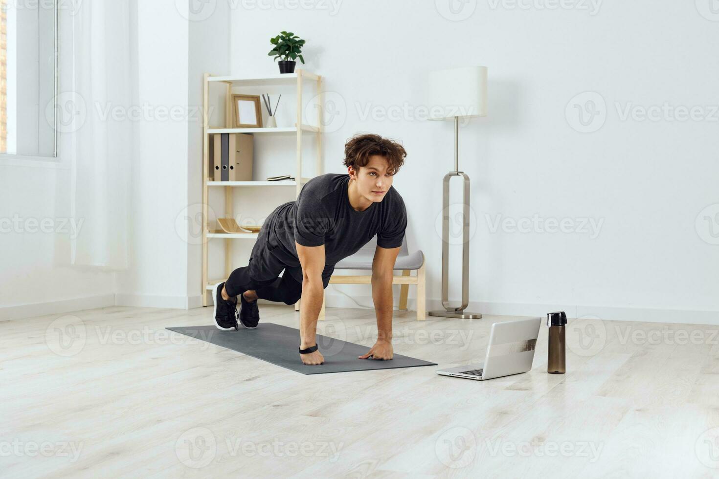 hogar hombre salud deporte casa actividad formación sano interior estilo de vida hacer ejercicio foto