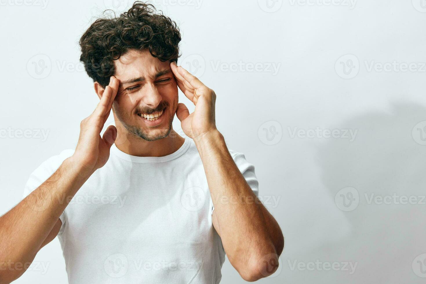 camiseta hombre cara retrato Moda adulto en pie hipster aislado blanco sonrisa éxito estilo de vida antecedentes atractivo foto