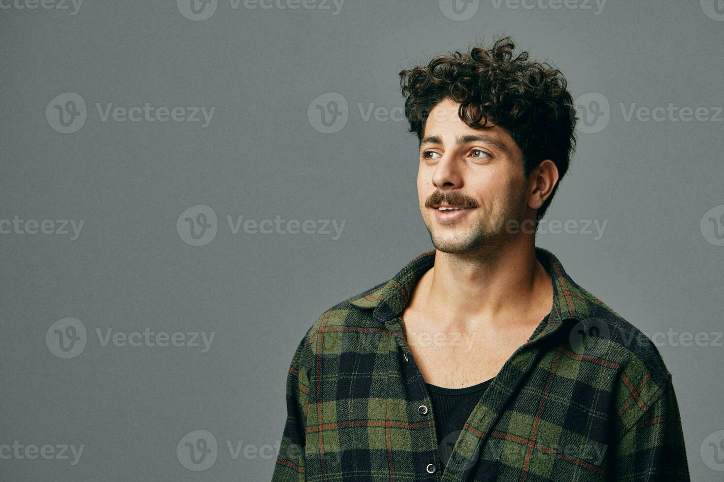 hombre de moda hipster retrato hermoso alegre copyspace cara hermosa persona mano camisa sonrisa Moda foto