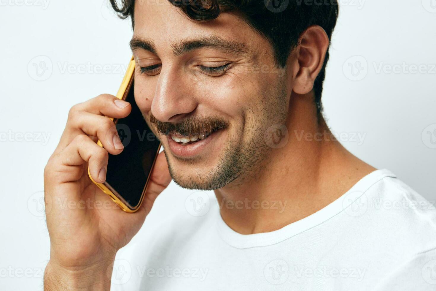 blanco hombre teléfono mensaje modelo hipster camiseta en línea retrato estilo de vida tecnología foto