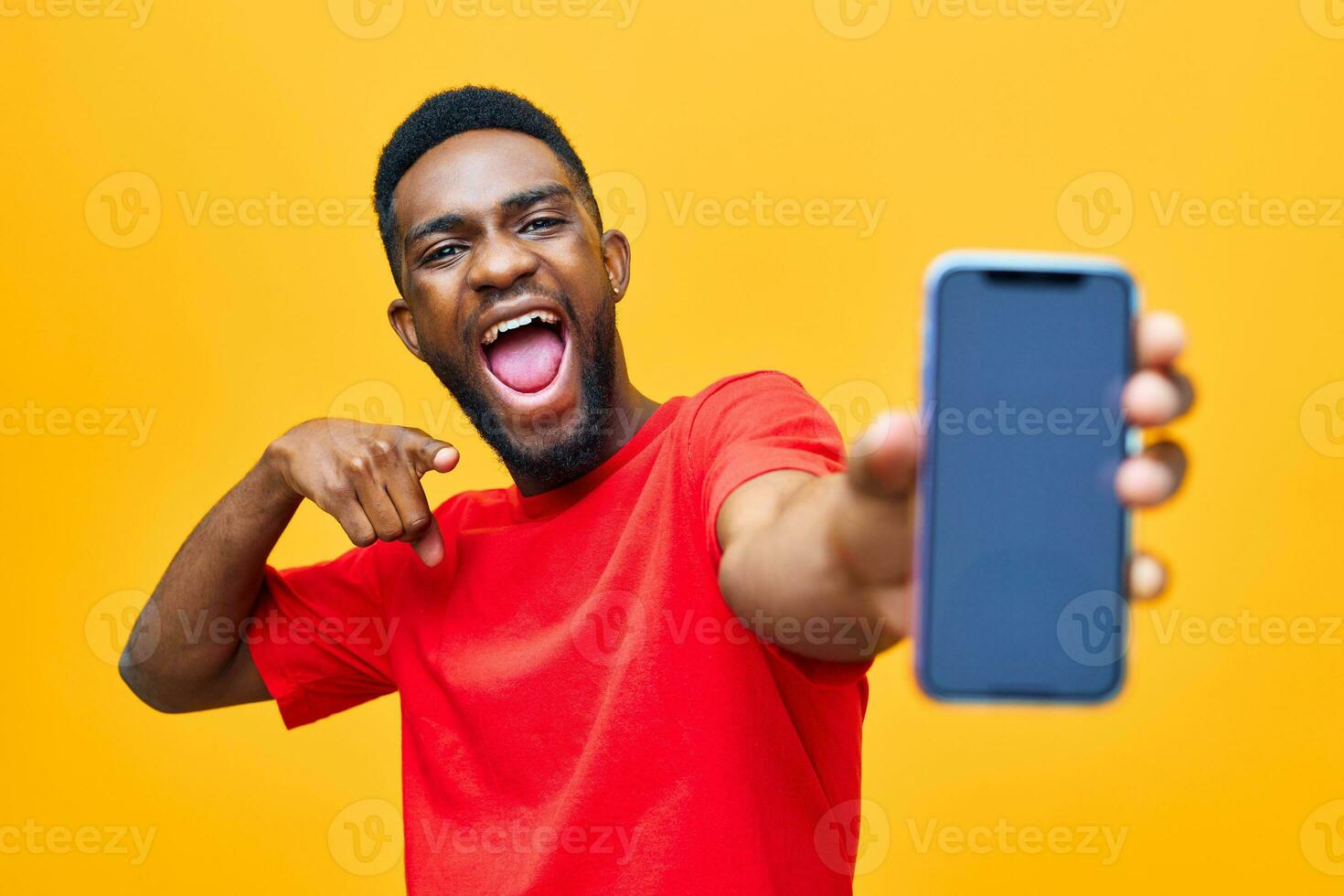 mano hombre amarillo tecnología contento móvil teléfono joven africano estudio negro antecedentes foto