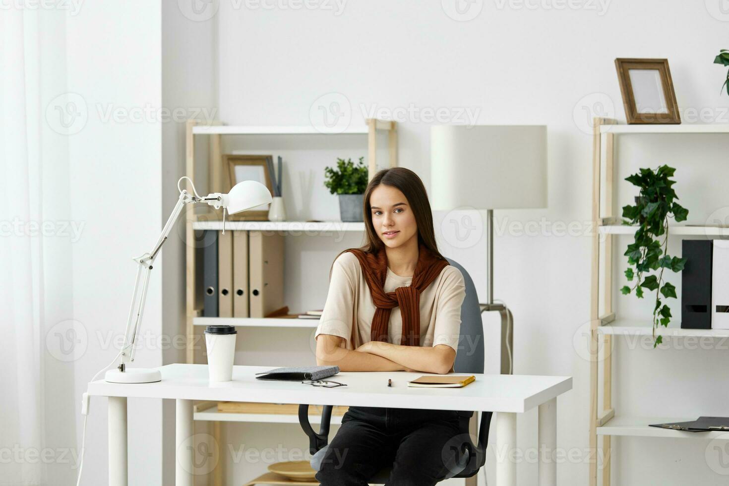 Chica de escuela mesa cuaderno estudiante examen niña preparación escritorio educación adolescente foto