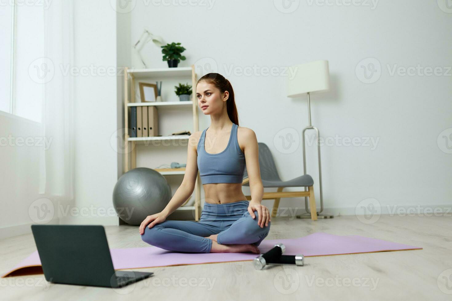 mujer estilo de vida estera hogar yoga loto salud formación ordenador portátil deporte vídeo foto