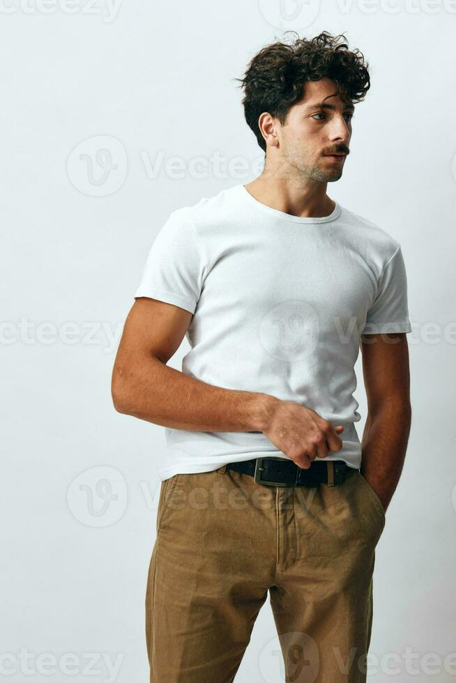 hombre sonrisa hipster antecedentes aislado camiseta estudio blanco emoción cara retrato Moda estilo de vida moderno foto