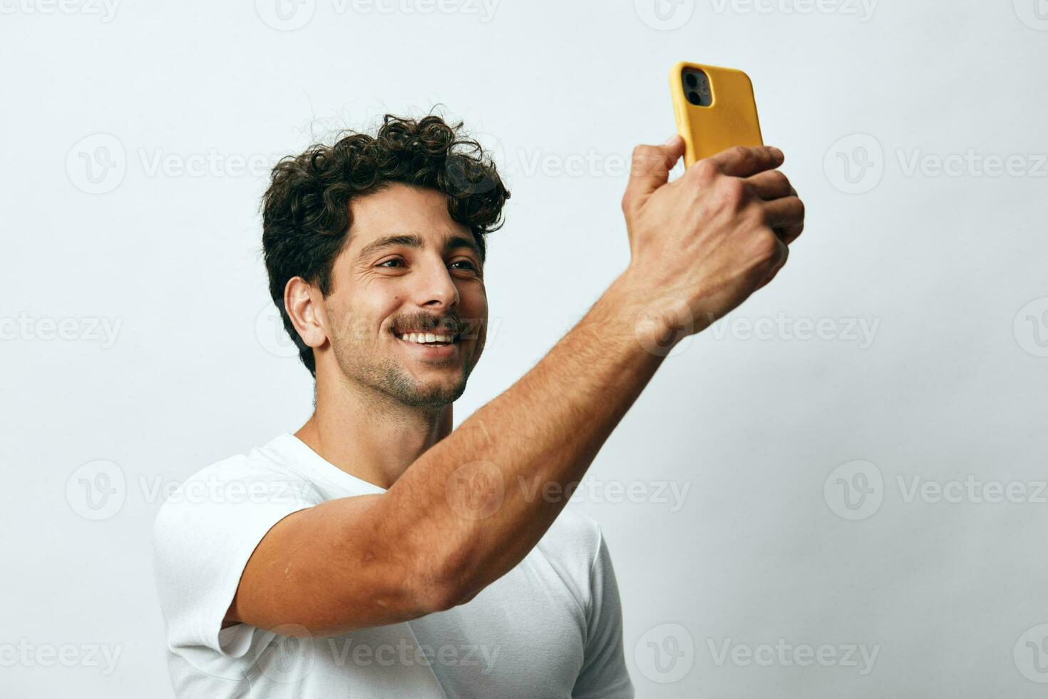 mensaje hombre retrato blanco viaje negocio tecnología teléfono Hispano hipster estilo de vida camiseta en línea modelo foto