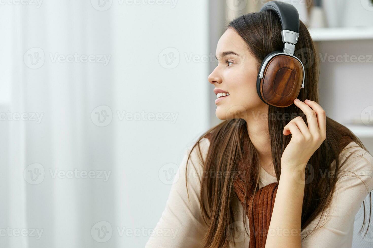 teléfono auriculares niña contento estilo de vida música sonrisa meditación  Adolescente silla 26412267 Foto de stock en Vecteezy