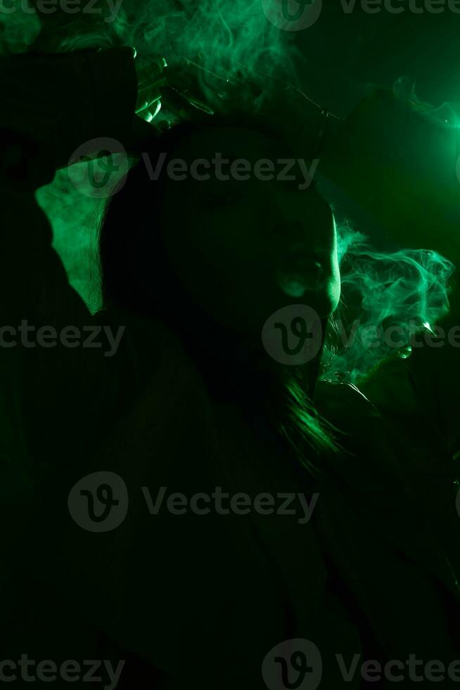 Arte mujer ligero púrpura de moda concepto vistoso retrato fumar verde neón foto