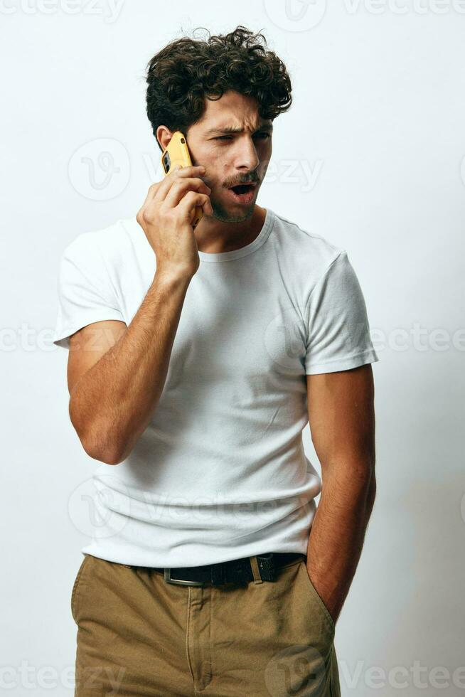 hombre retrato en línea camiseta estilo de vida hipster mensaje teléfono Hispano blanco tecnología foto