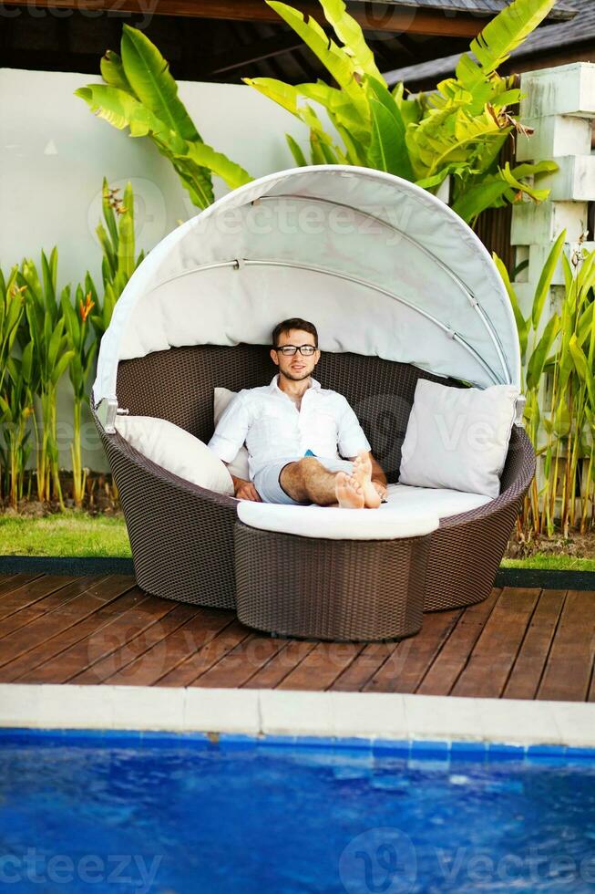 joven hombre en el spa foto