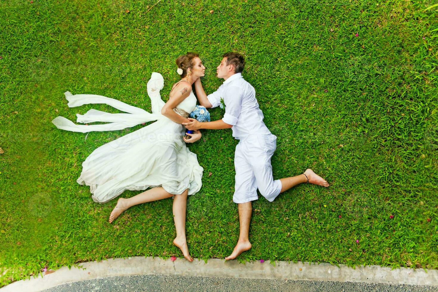 hermosa recién casado Pareja. Luna de miel y Boda concepto foto