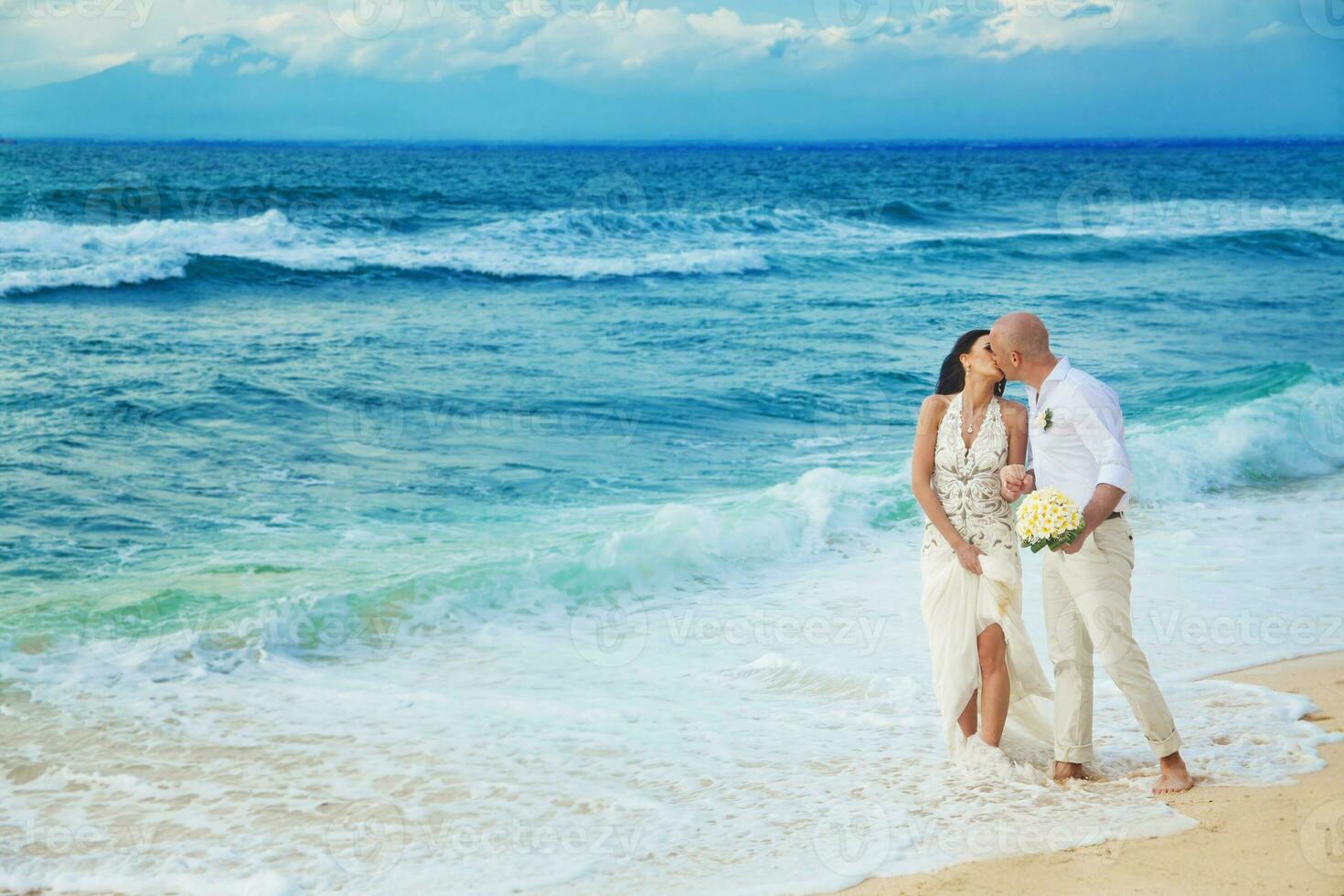 hermosa recién casado Pareja. Luna de miel y Boda concepto foto