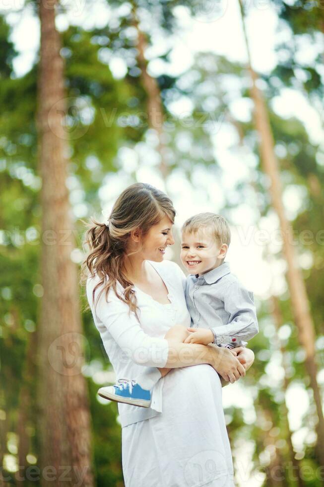 madre y hijo en el parque foto