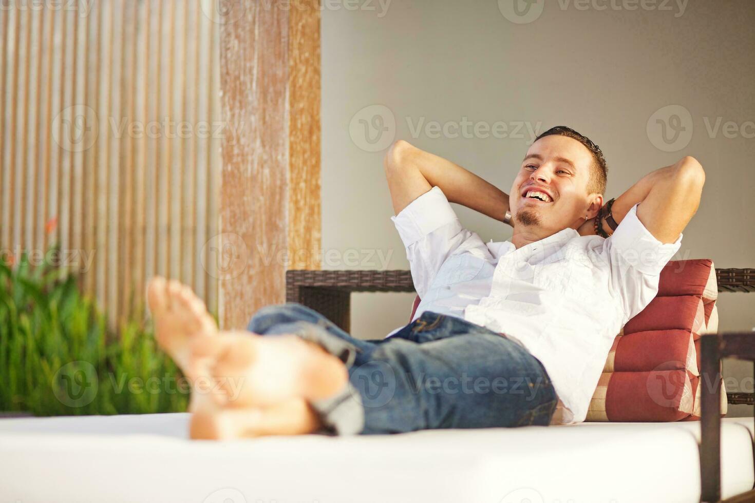 joven hombre en el spa foto