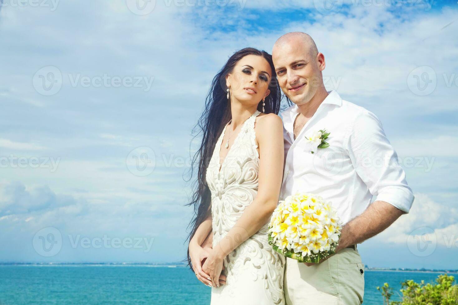 hermosa recién casado Pareja. Luna de miel y Boda concepto foto