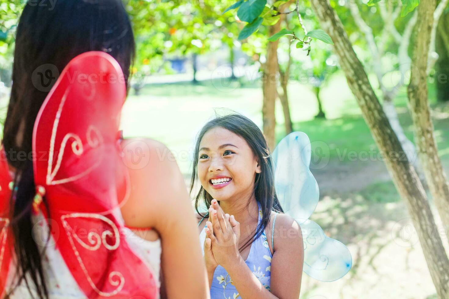 asiático hermanas teniendo divertido foto