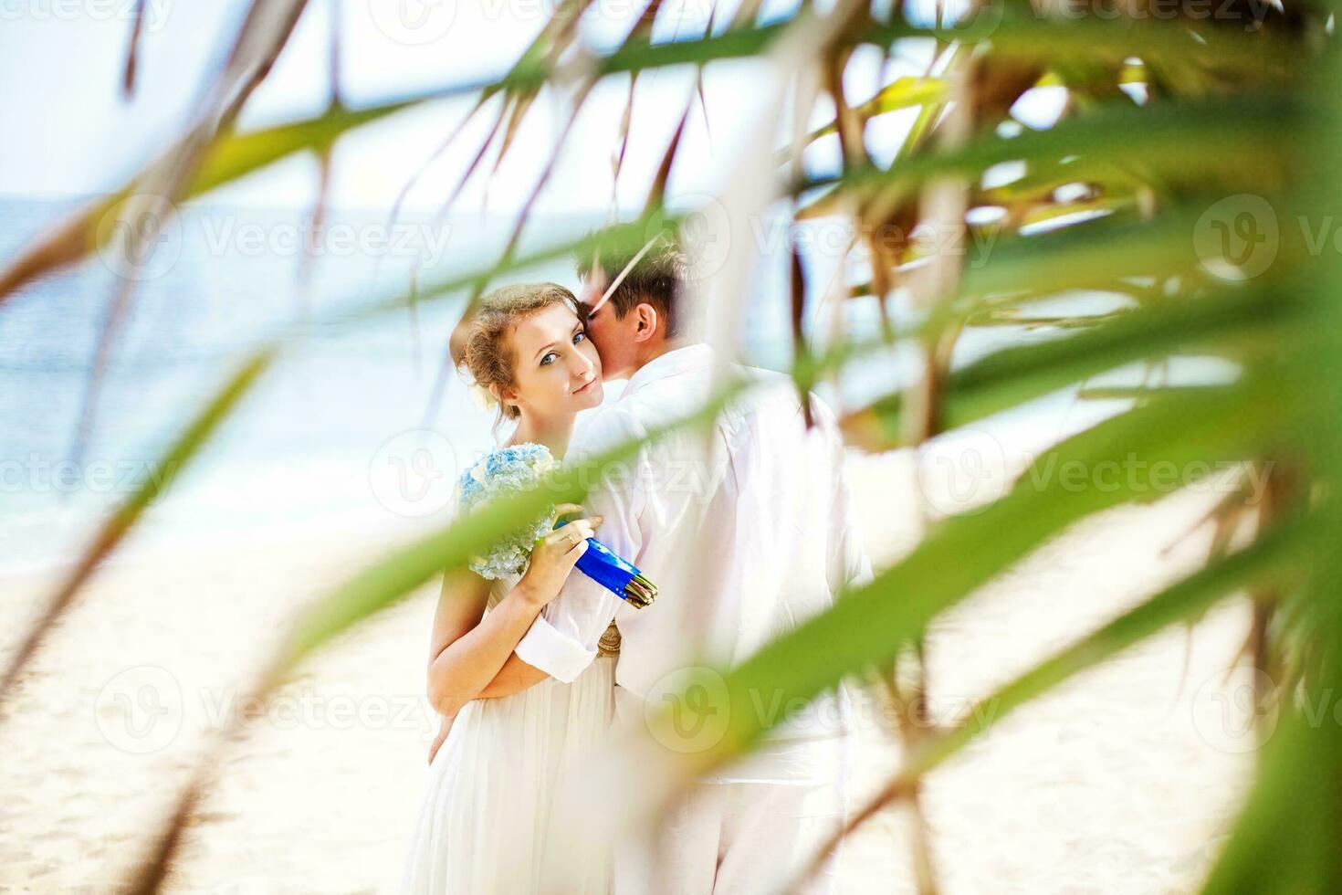 hermosa recién casado Pareja. Luna de miel y Boda concepto foto