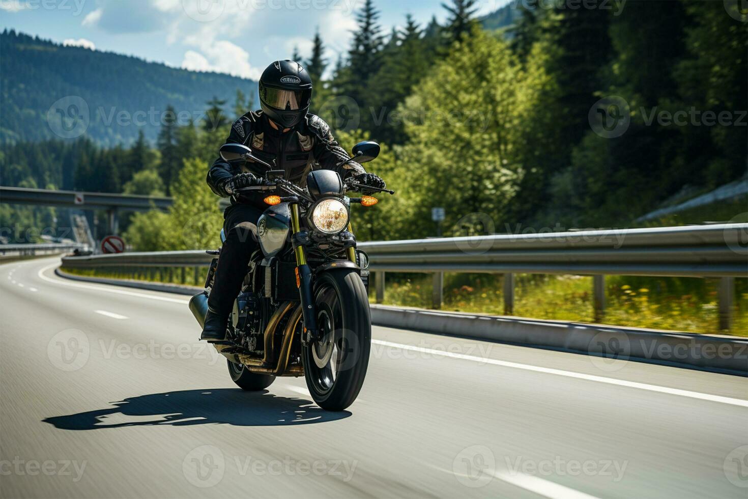 motocicleta conductor en un alpino autopista foto