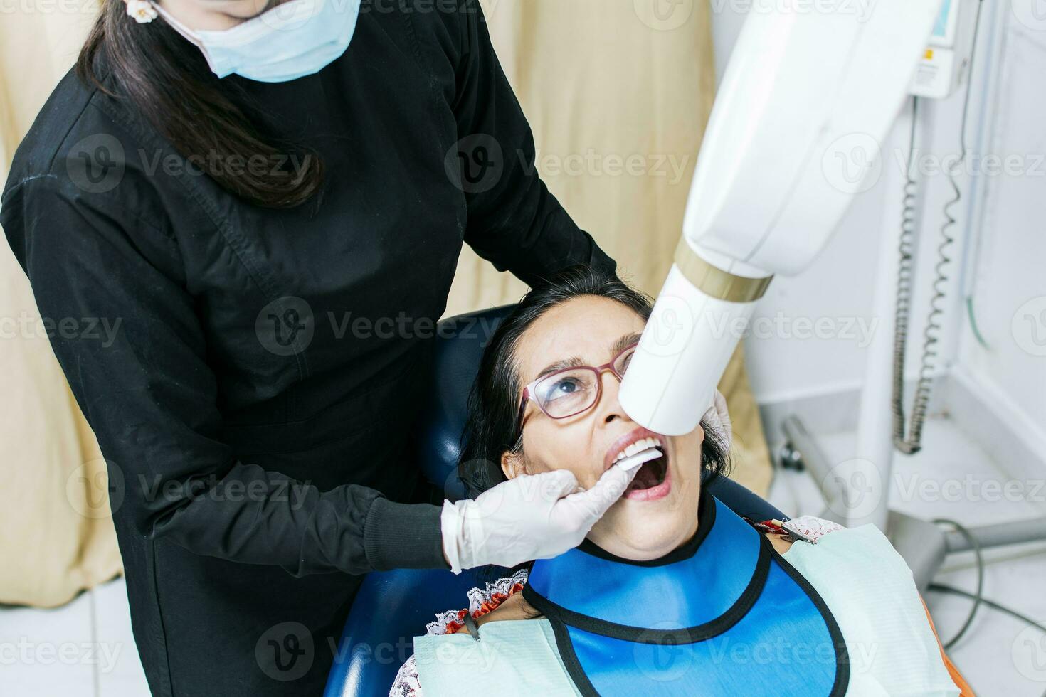 hembra dentista haciendo dental radiografía, hembra dentista haciendo radiografía a paciente, hembra dentista haciendo dental radiografía, dental radiografía concepto foto