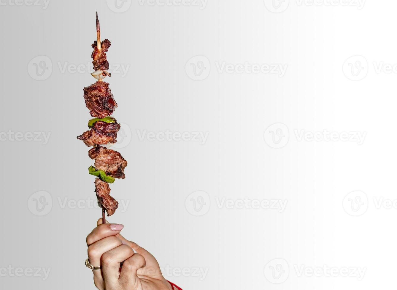 un mano participación un asado carne de vaca brocheta, mano participación asado carne de vaca brocheta en blanco antecedentes foto