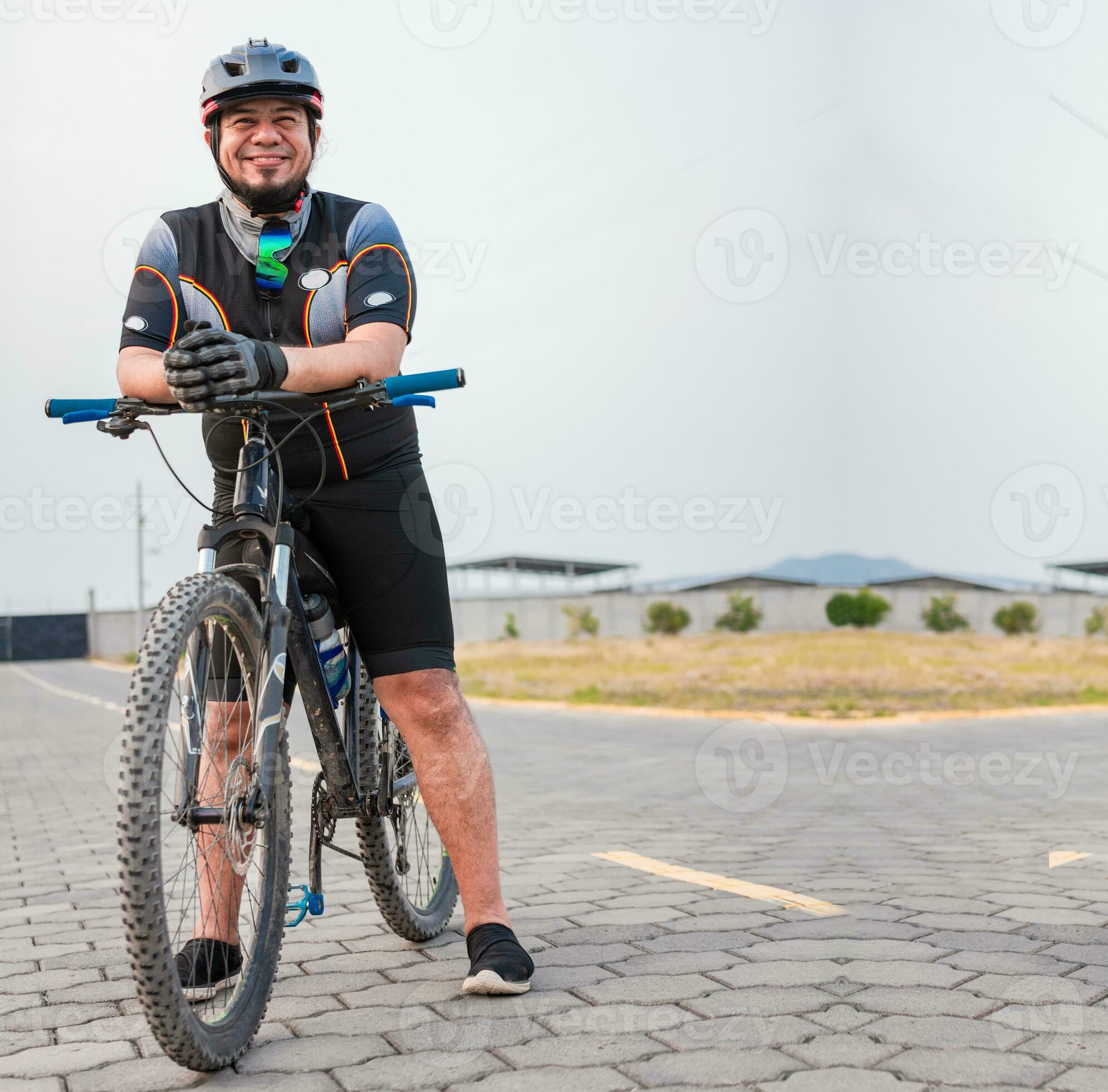 joven hombre en Gafas de sol montando un bicicleta en ciudad calle 21144286  Foto de stock en Vecteezy