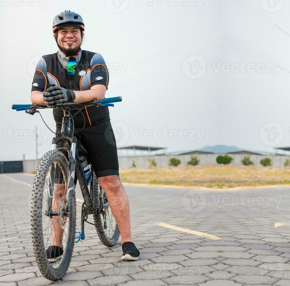 Retrato De Un Ciclista Sobre El Fondo Del Cielo De Un Hombre Con Traje De  Ciclismo Con Gafas Ciclistas Paseándose Por Ahí Imagen de archivo - Imagen  de persona, cristales: 272841131