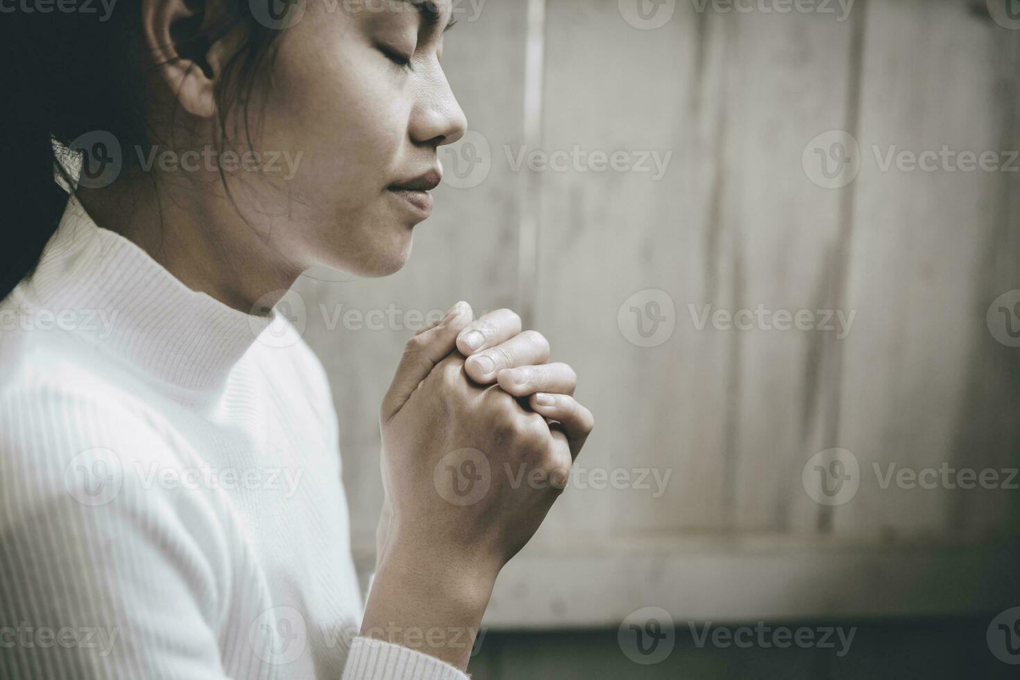 mano niña Orando en el iglesia, manos doblada en oración concepto para fe, espiritualidad y religión. Clásico tono. foto