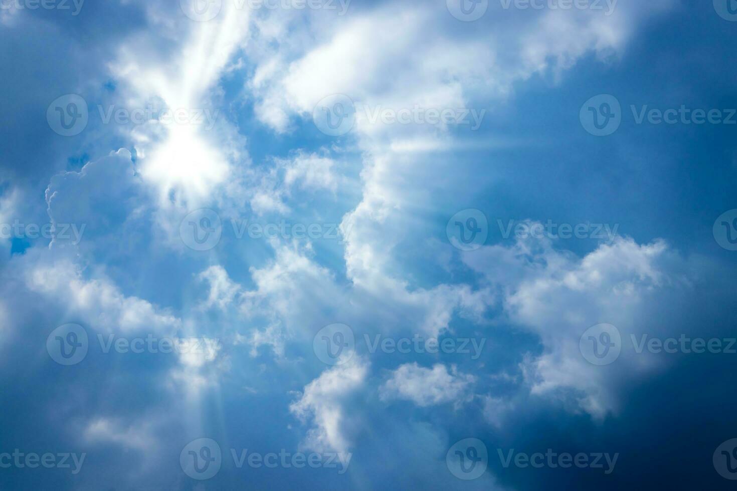 rayo de sol mediante el nube en azul cielo foto