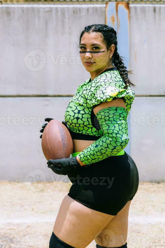 retrato de mexicano mujer americano fútbol americano jugador vistiendo uniforme con velociraptor piel patrones foto