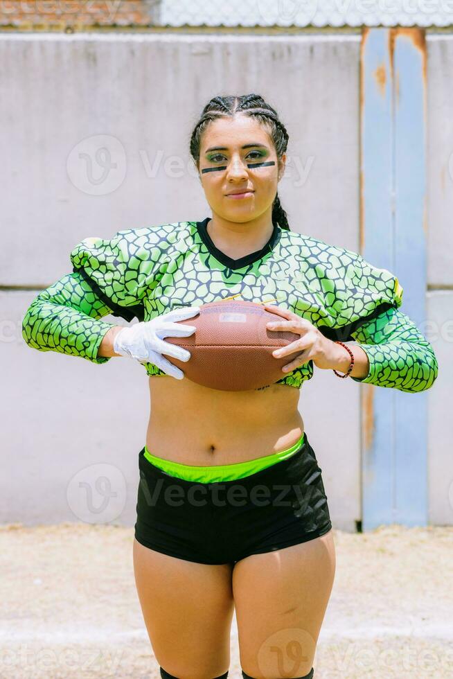 retrato de mexicano mujer americano fútbol americano jugador vistiendo uniforme con velociraptor piel patrones foto