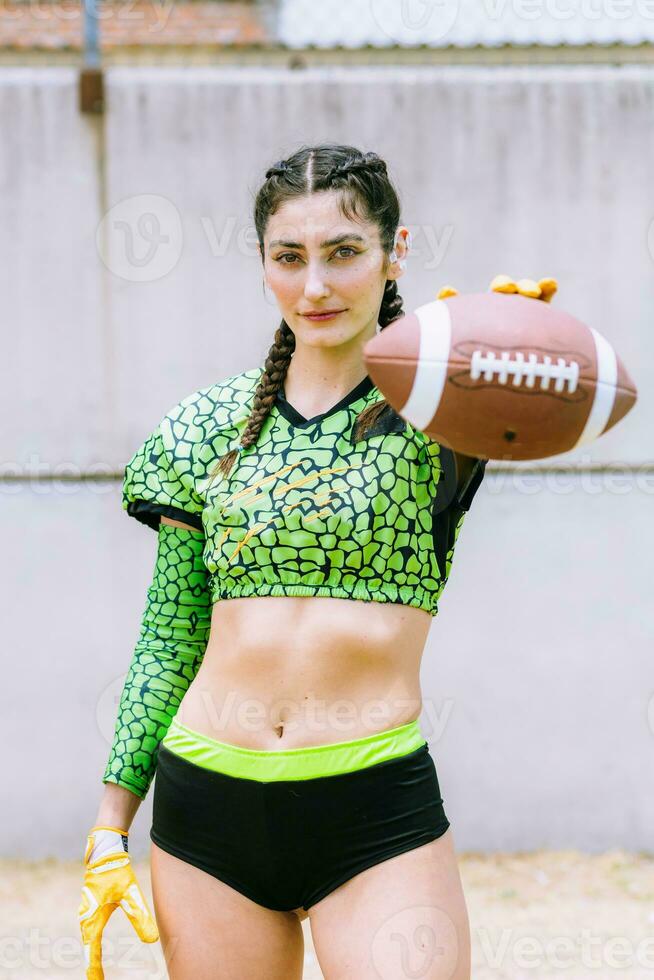 retrato de mexicano mujer americano fútbol americano jugador vistiendo uniforme con velociraptor piel patrones foto