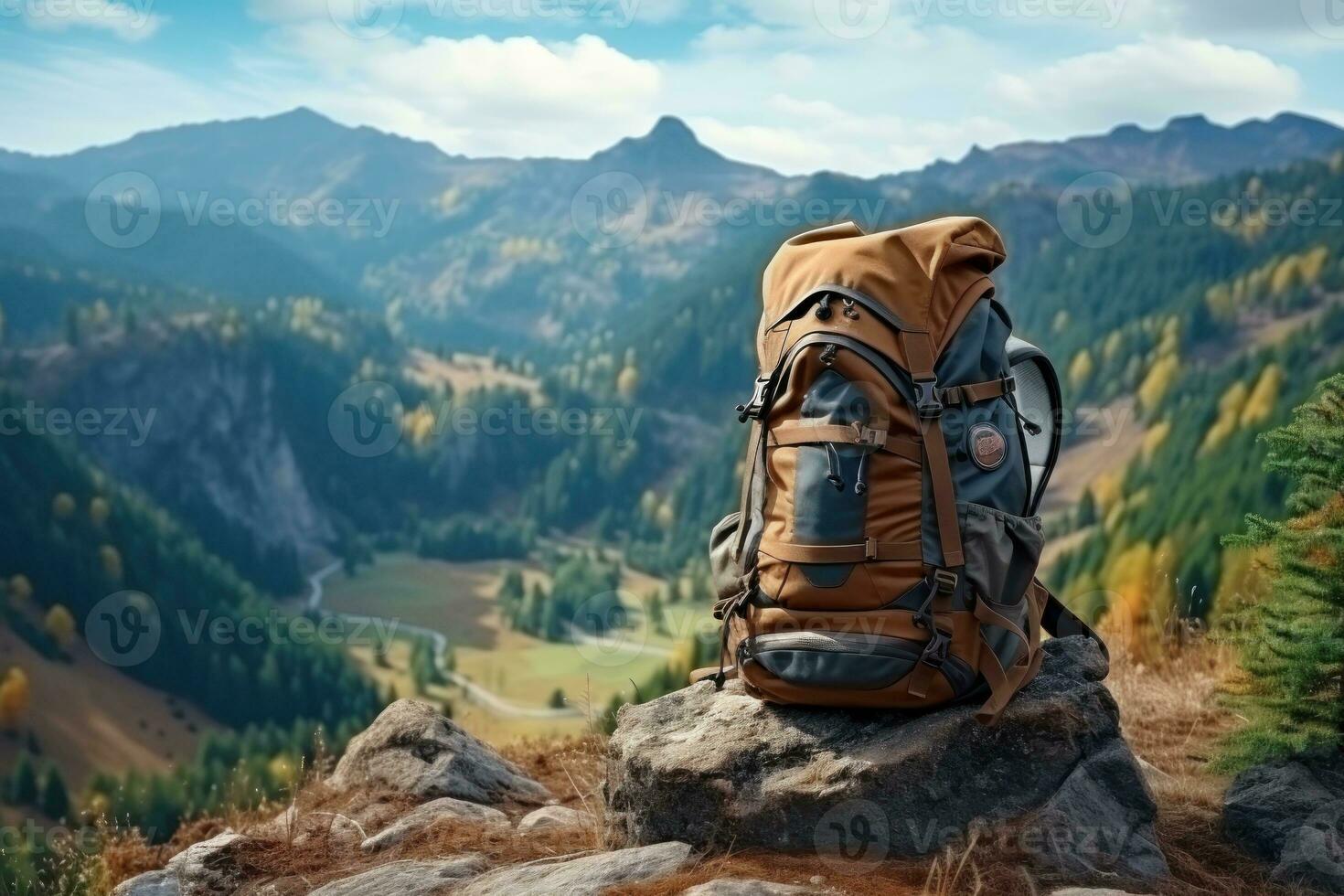 joven caminante con mochila en montañas foto