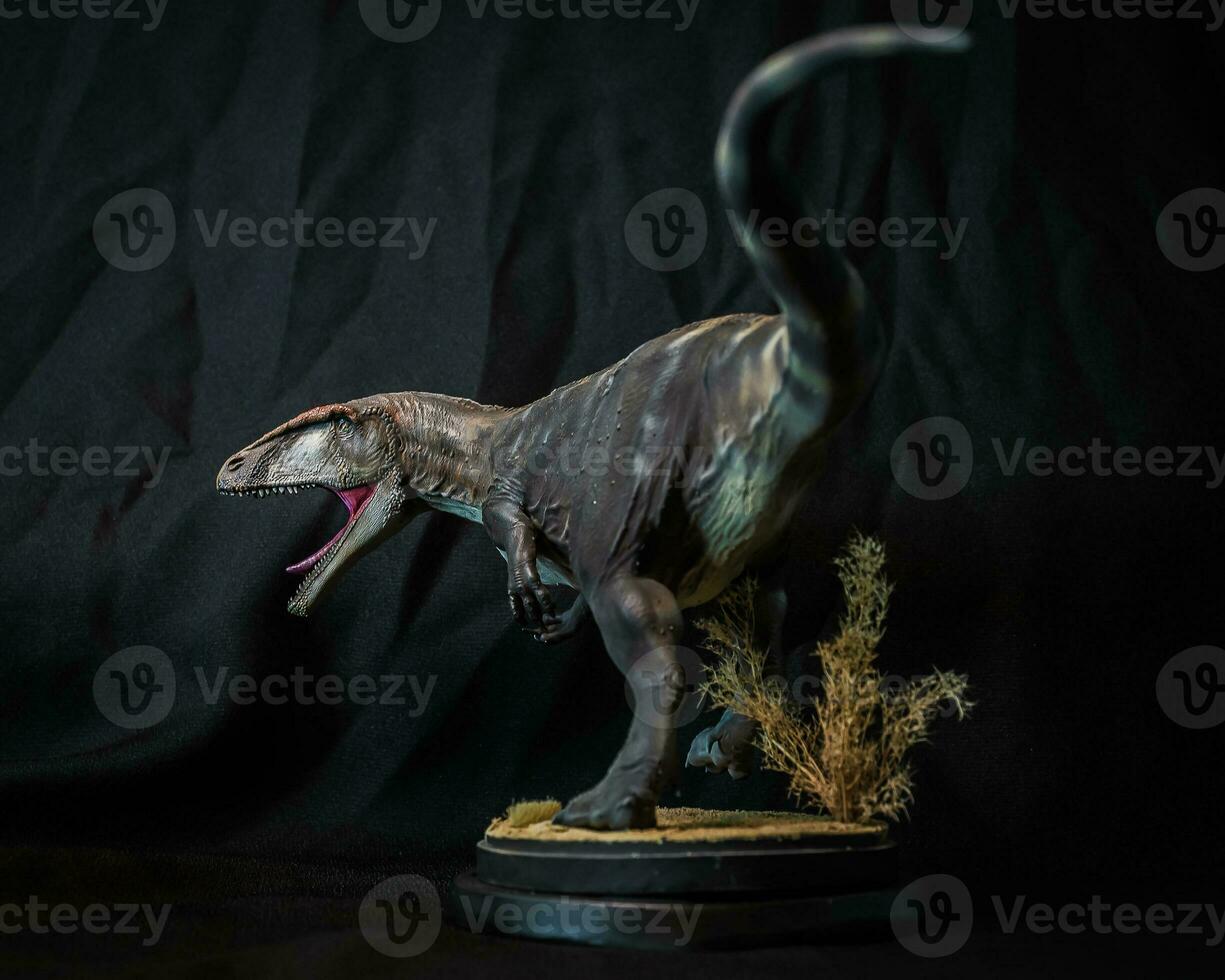 carcharadontosaurus dinosaurio en el oscuro foto