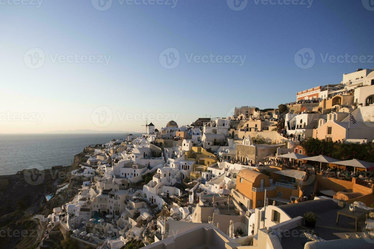 oia pueblo en santorini isla en Grecia a puesta de sol foto