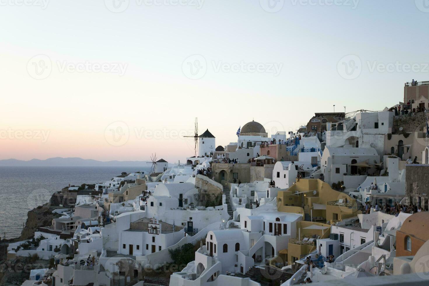 oia pueblo en santorini isla en Grecia a puesta de sol foto