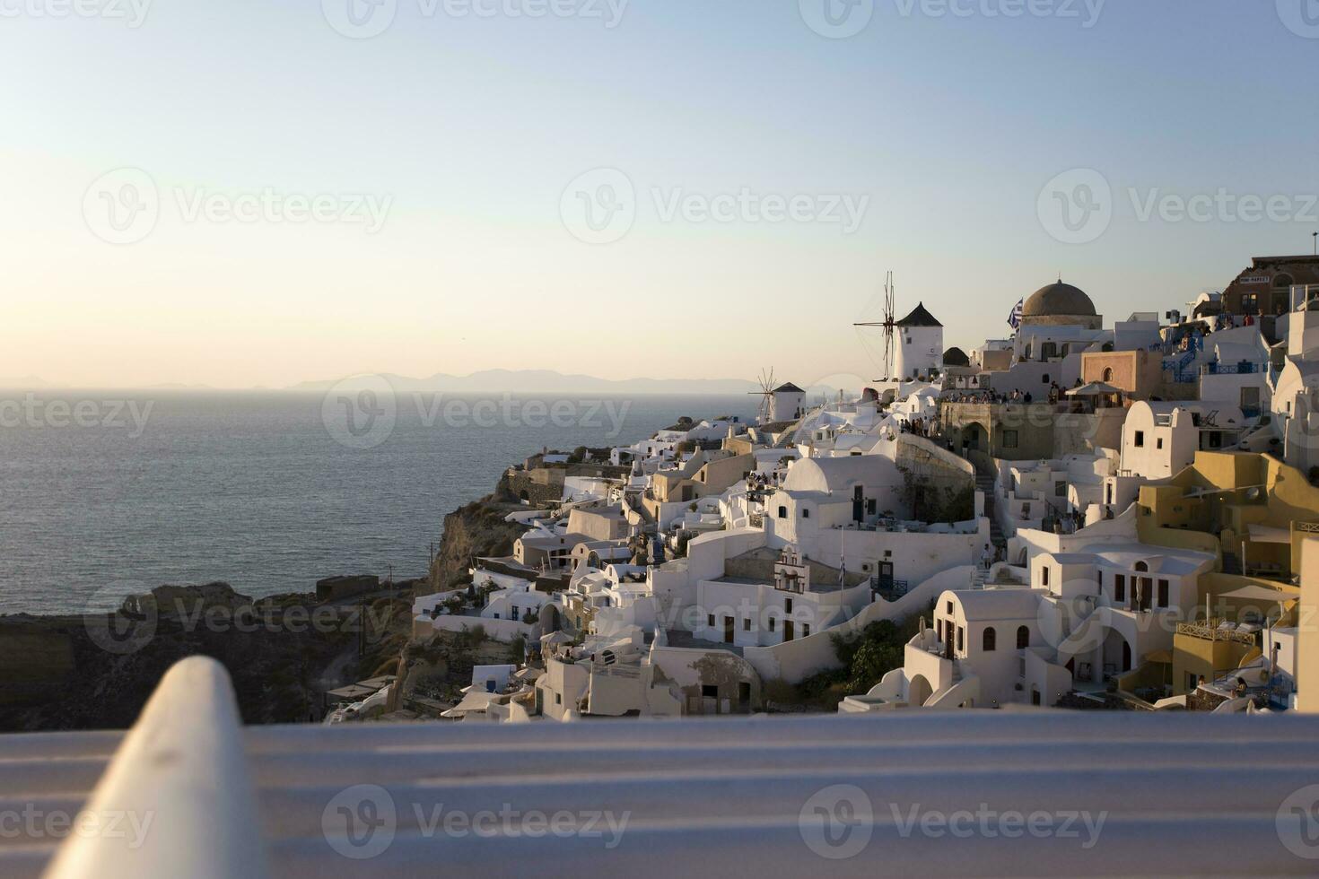 oia pueblo en santorini isla en Grecia a puesta de sol foto