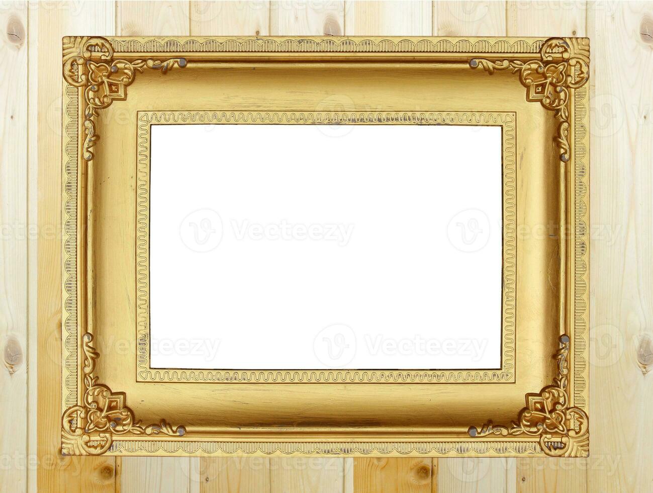 marco de oro antiguo en la pared de madera foto