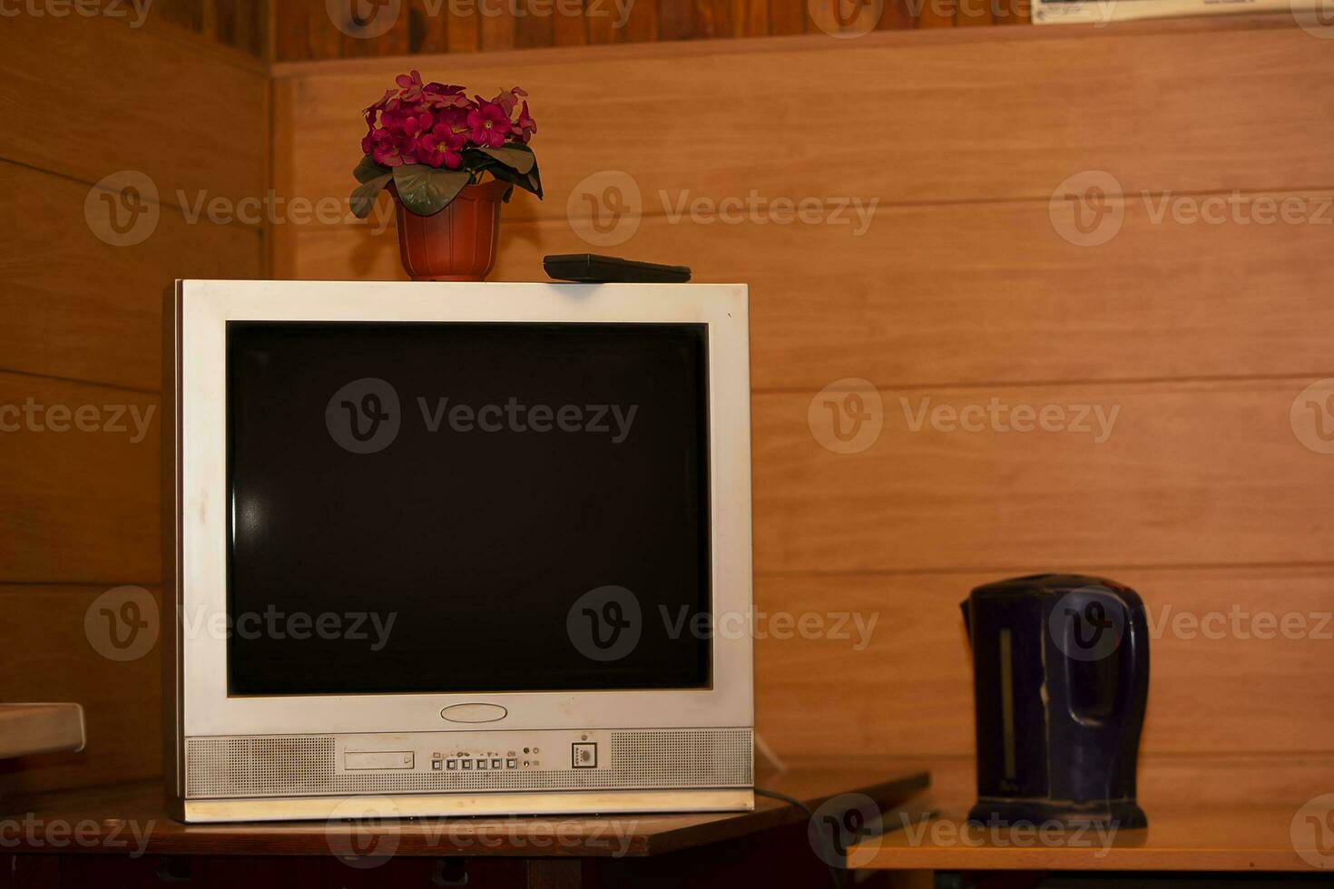 retro televisión en el mesa en el habitación en un de madera antecedentes. foto