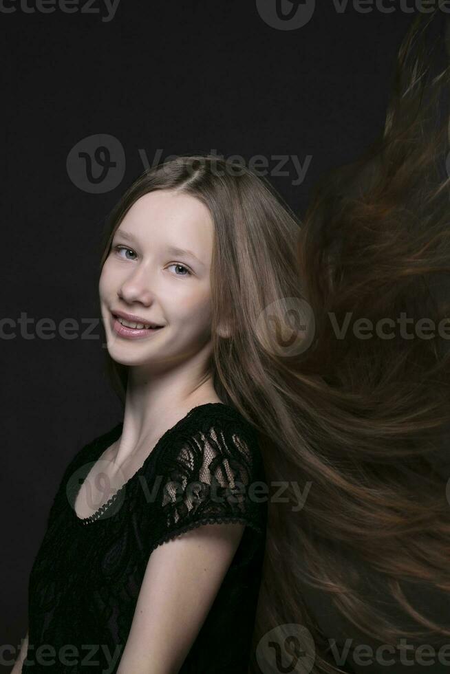 retrato de un hermosa Adolescente niña con revoloteando hebras de cabello. foto