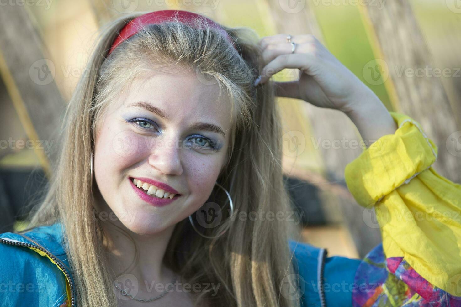 hermosa país niña en 90s estilo con brillante maquillaje y Deportes paleta. foto