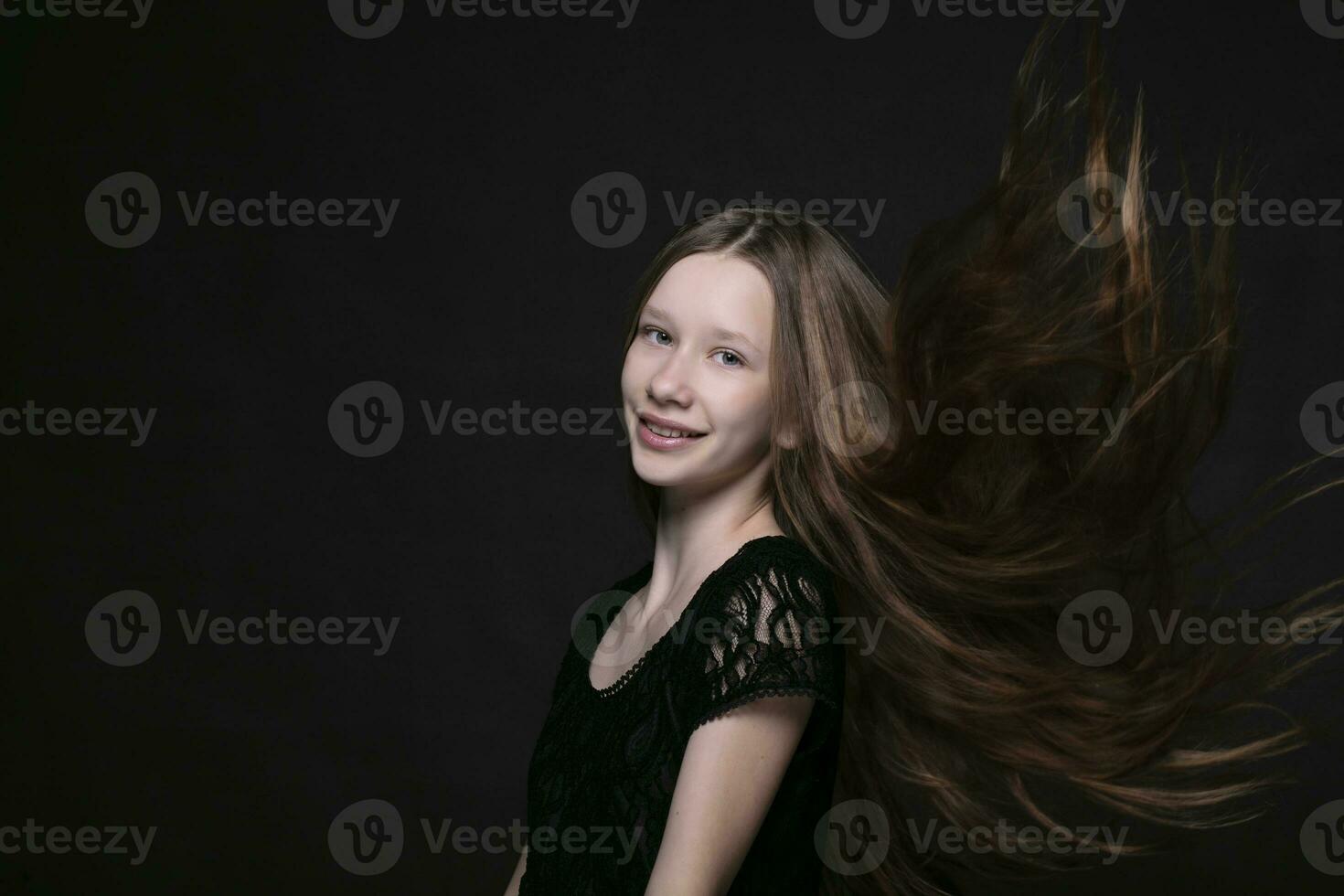 retrato de un hermosa Adolescente niña con revoloteando hebras de cabello. foto