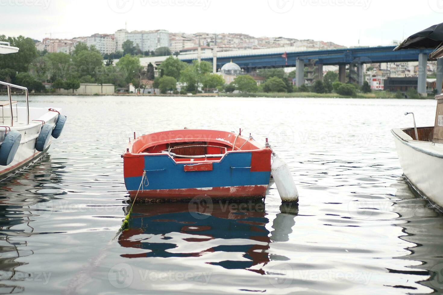 barco muelle en río en Estanbul foto