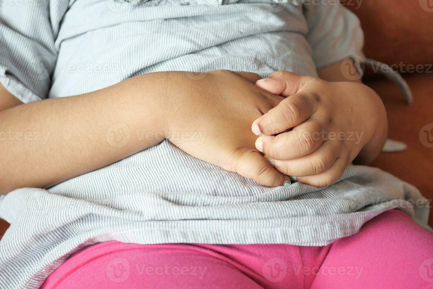 niño sufrimiento estómago dolor cerca arriba. foto