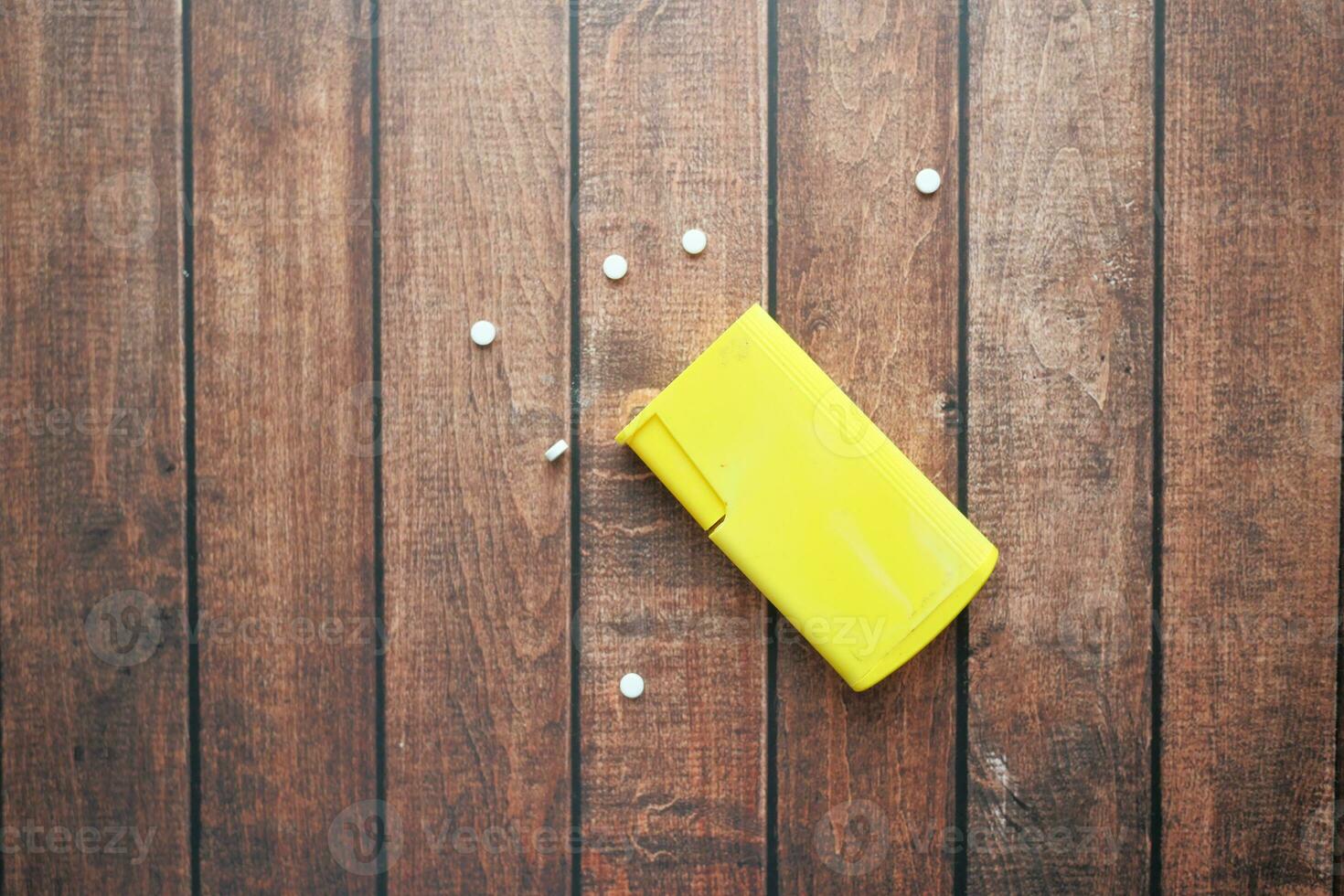 artificial sweetener container on table photo