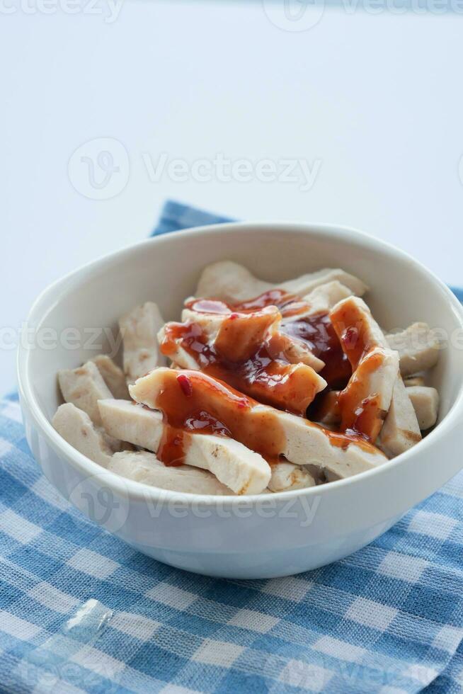 pollo pecho filete y vegetales en mesa . foto