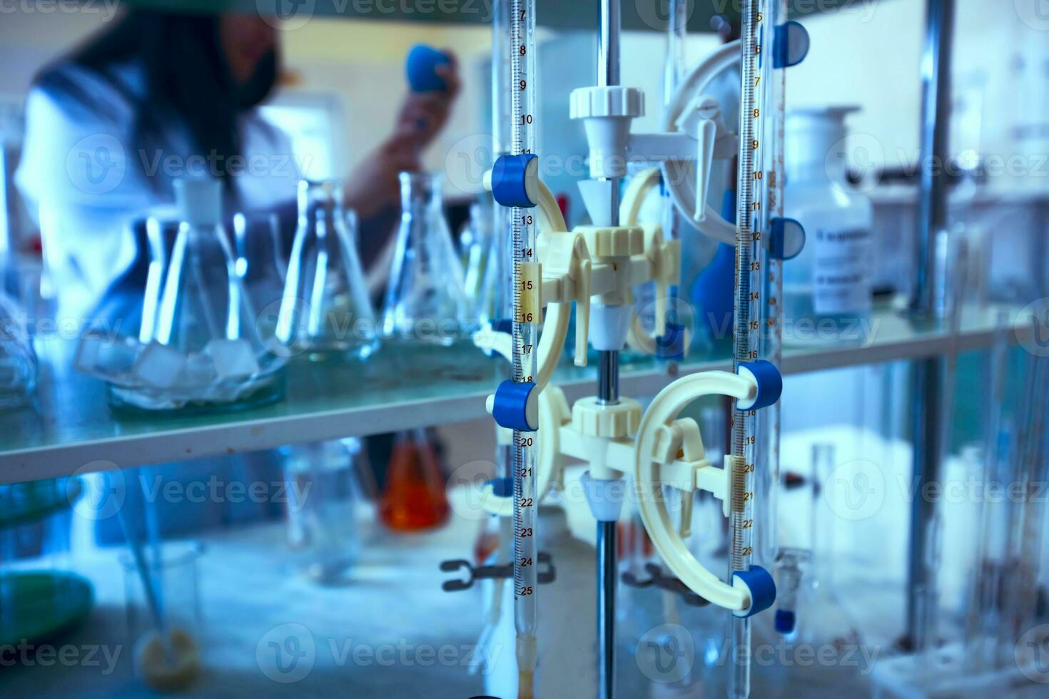 vacuna producción laboratorio. vaso matraces con un químico líquido en infrarrojo radiación. foto